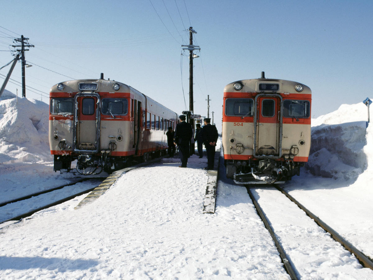 石狩月形駅で列車交換を行うキハ53形500番台の2列車
