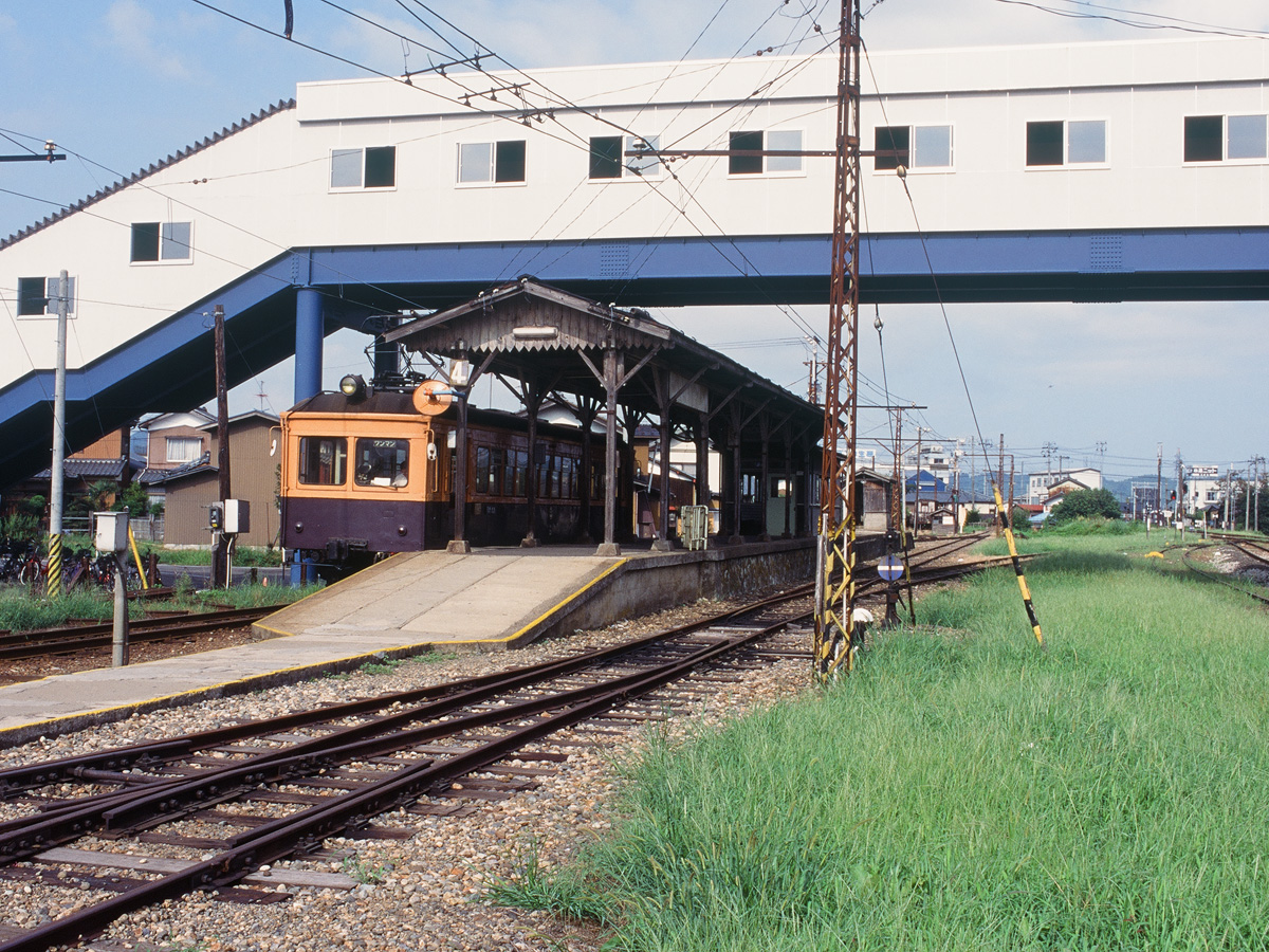 JRホームから蒲原鉄道乗り場を見る