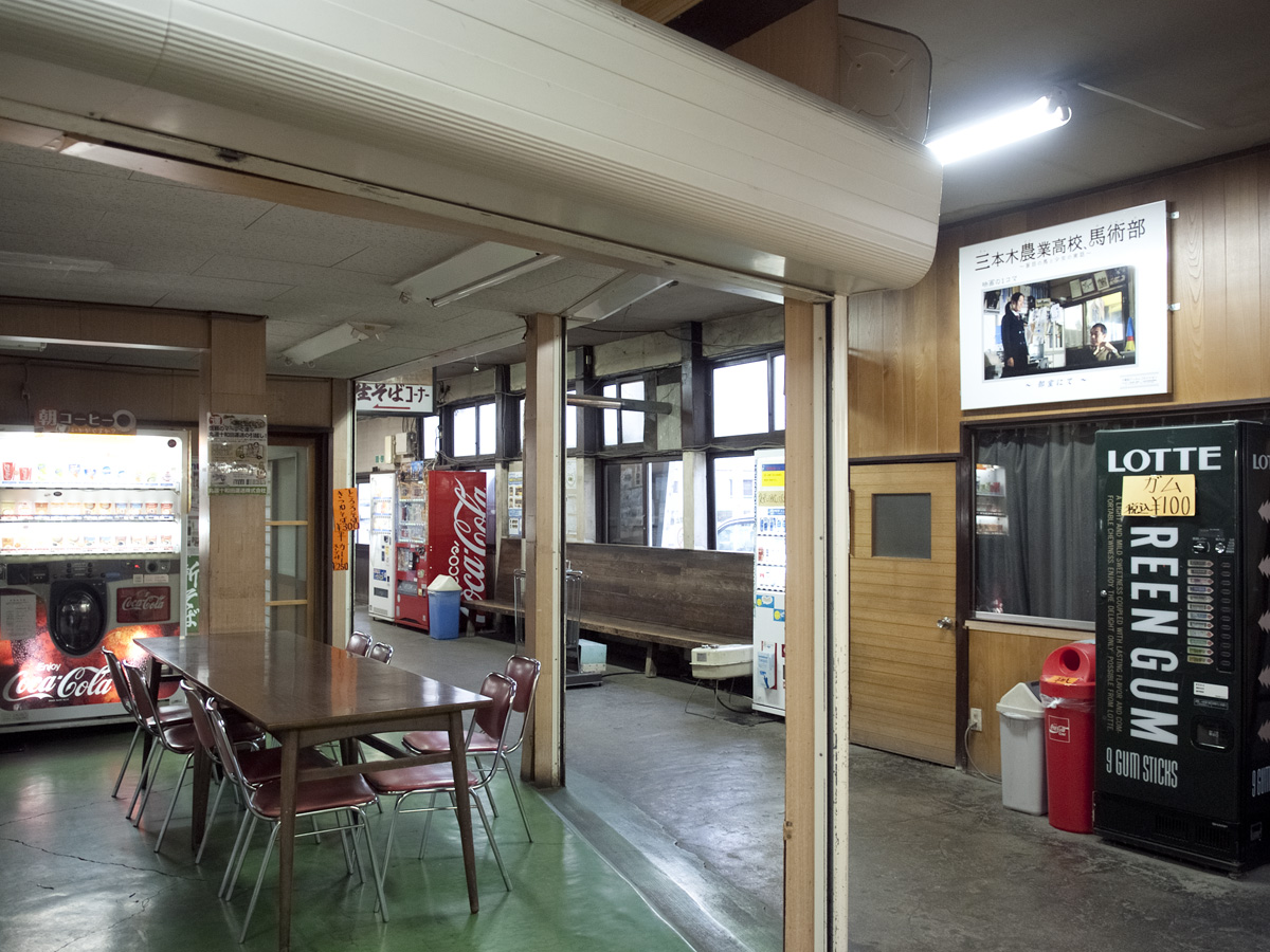 三沢駅内の待合スペース