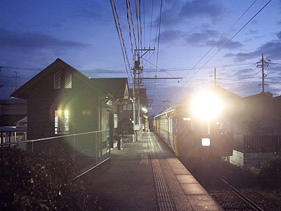 早朝の旅伏駅に進入する下り電車