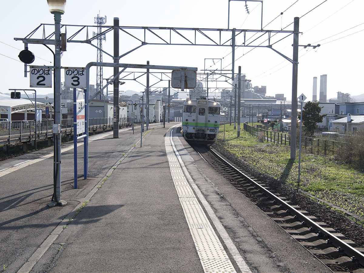 上磯駅に進入する函館行列車