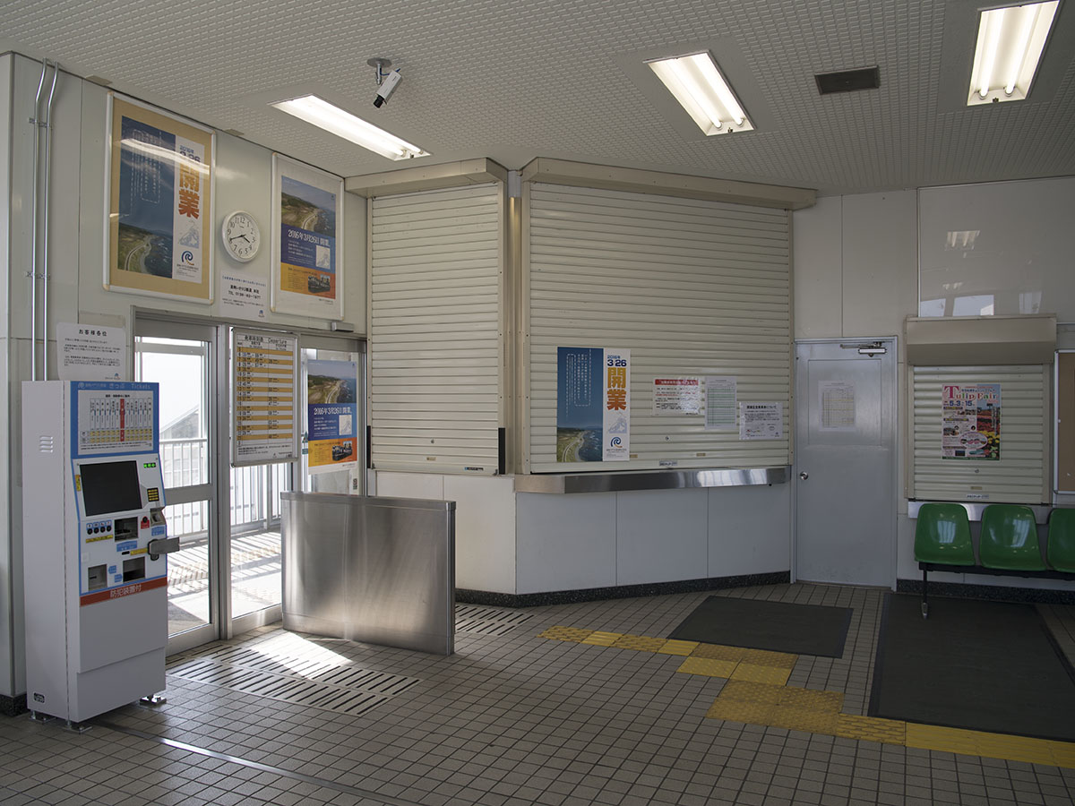 上磯駅駅舎内の窓口跡