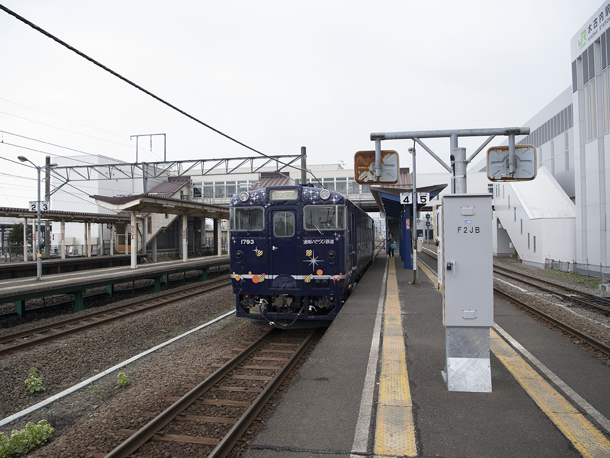 木古内駅ホームに停車中の列車