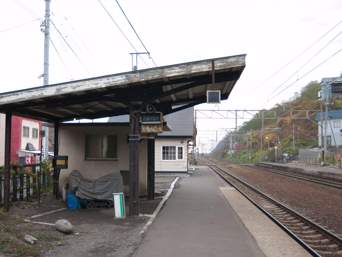 朝里駅下りホームから札幌方を望む