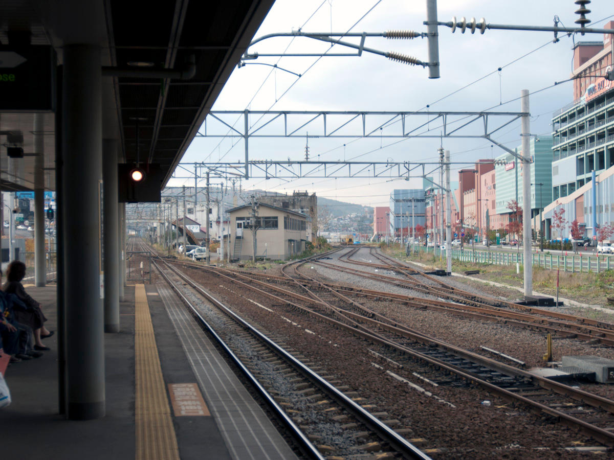 小樽築港駅ホームから小樽方を望む