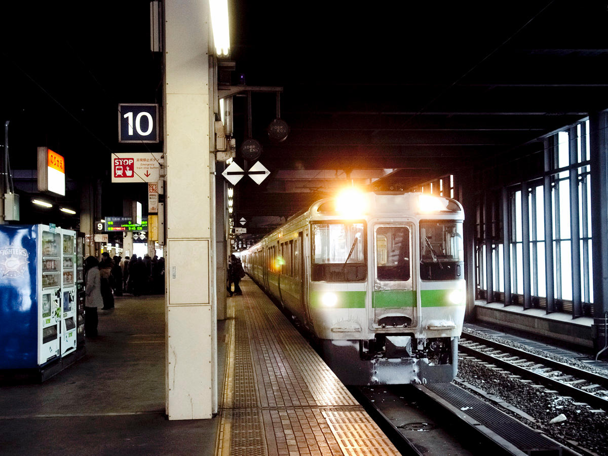 札幌駅10番ホームに停車中の普通列車