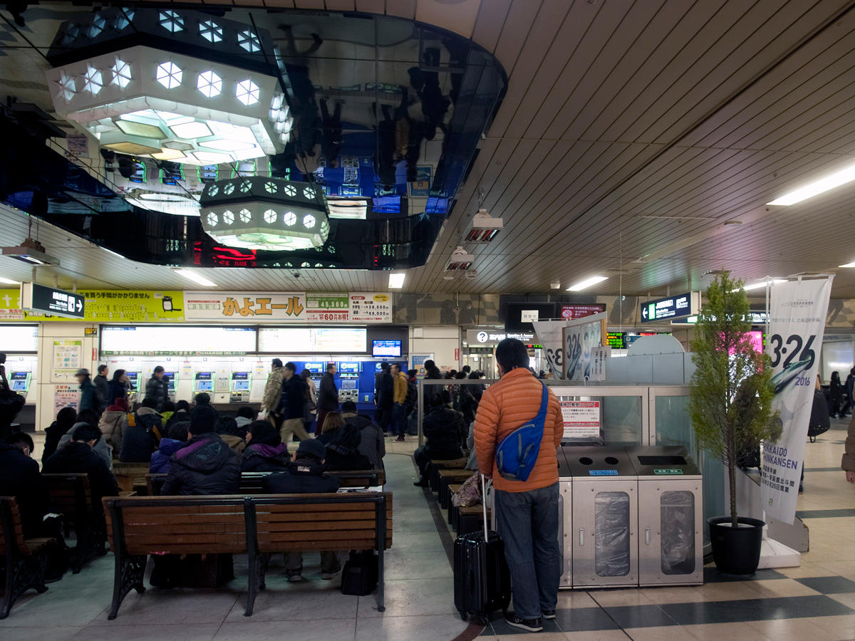 札幌駅西コンコースの待合スペース