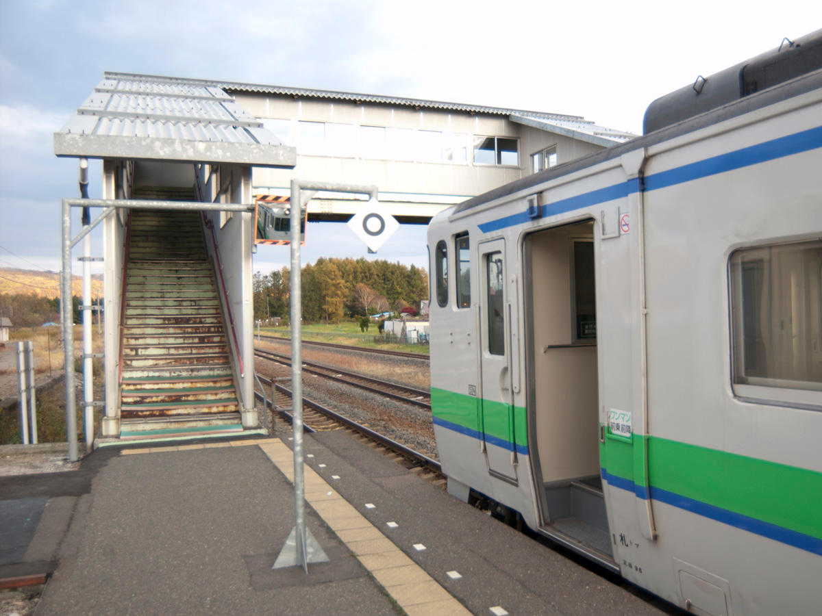 川端駅に停車中の下り（新夕張方面行）普通列車