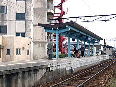新田塚駅ホーム