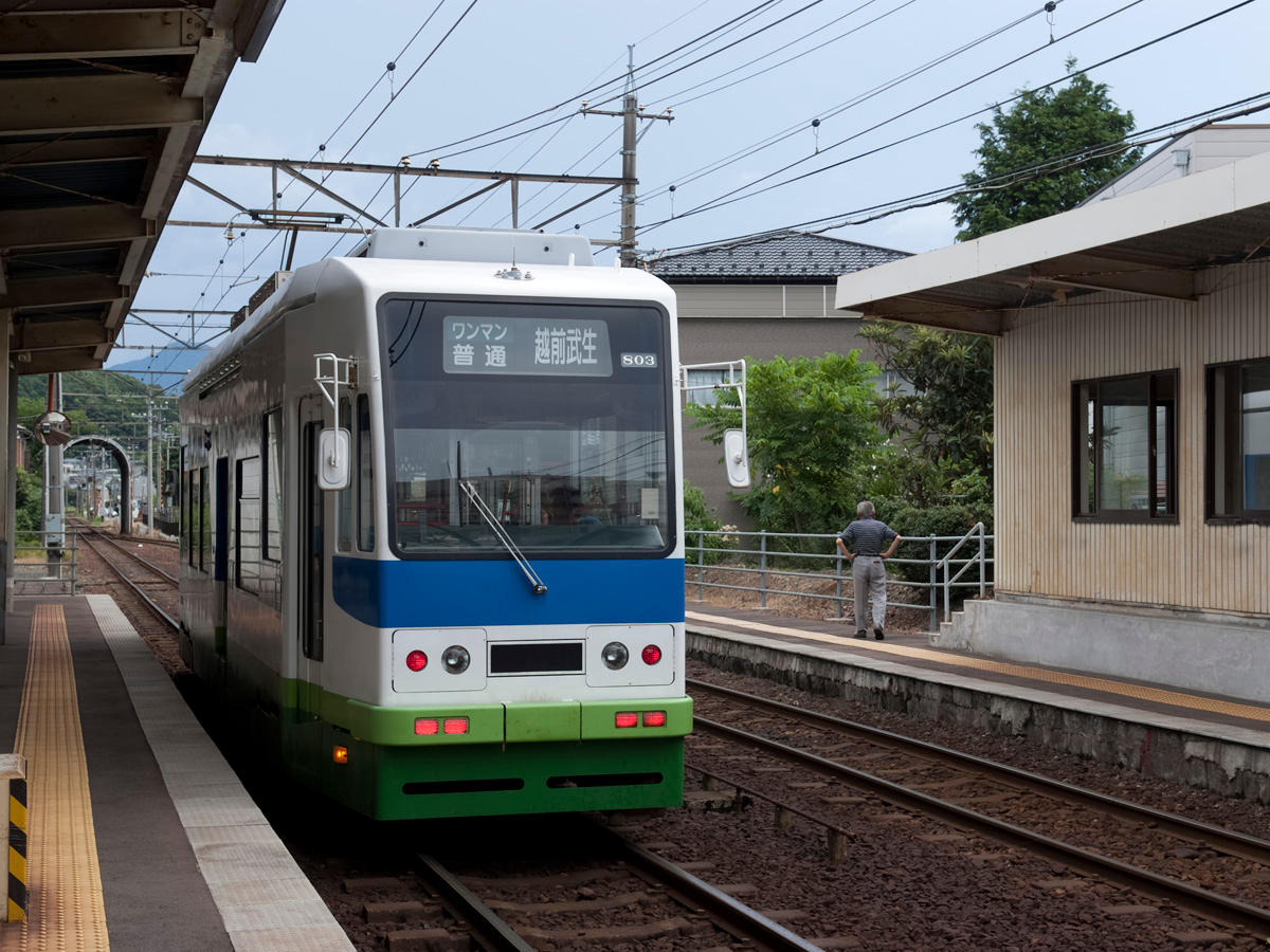 西鯖江駅に停車中の越前武生行電車