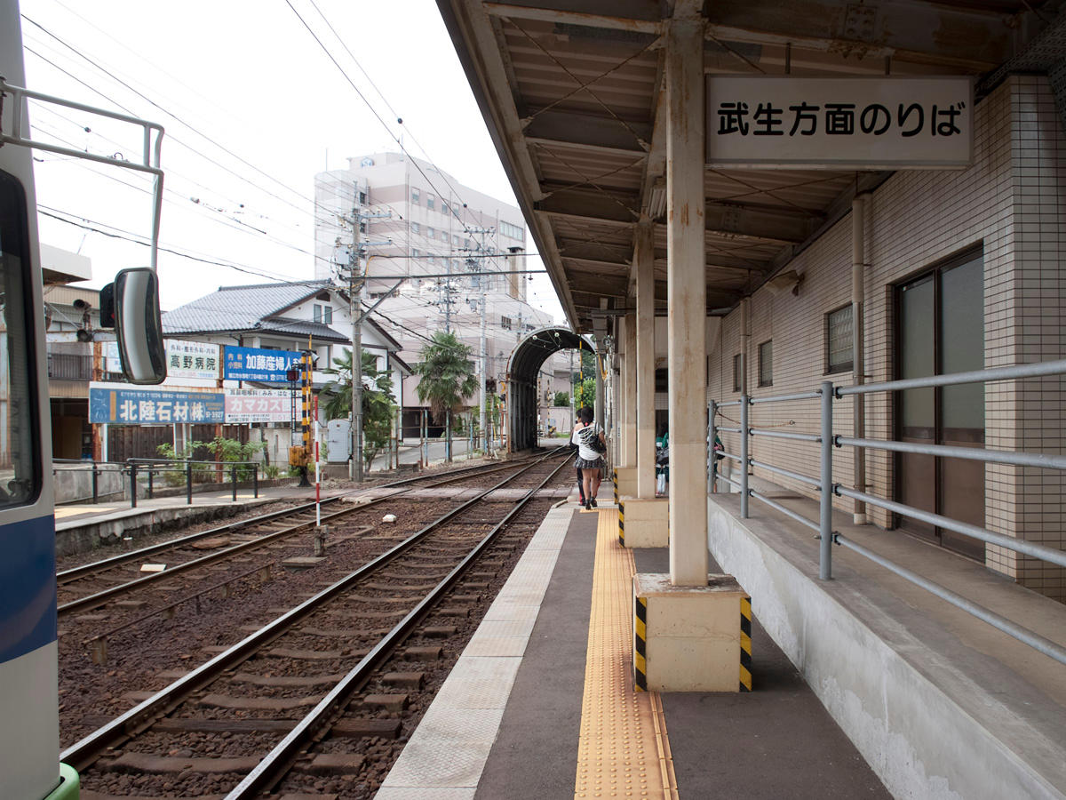 西鯖江駅ホームから出口側を見る