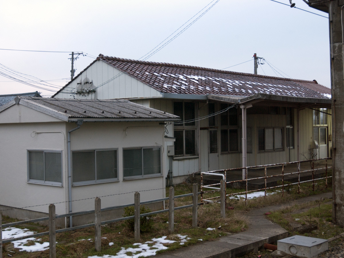 北鯖江駅駅舎をホームから望む