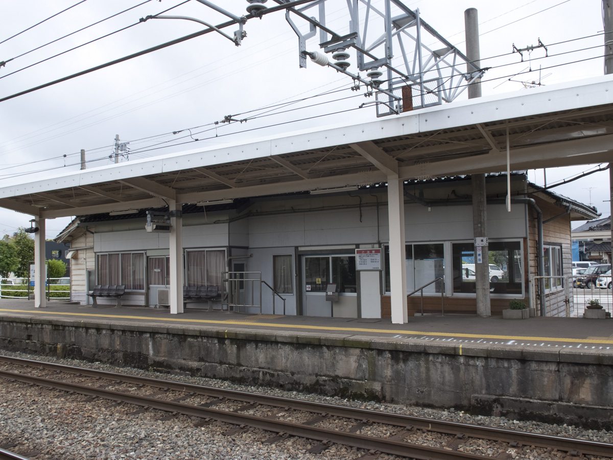 本津幡駅駅舎をホーム側から望む