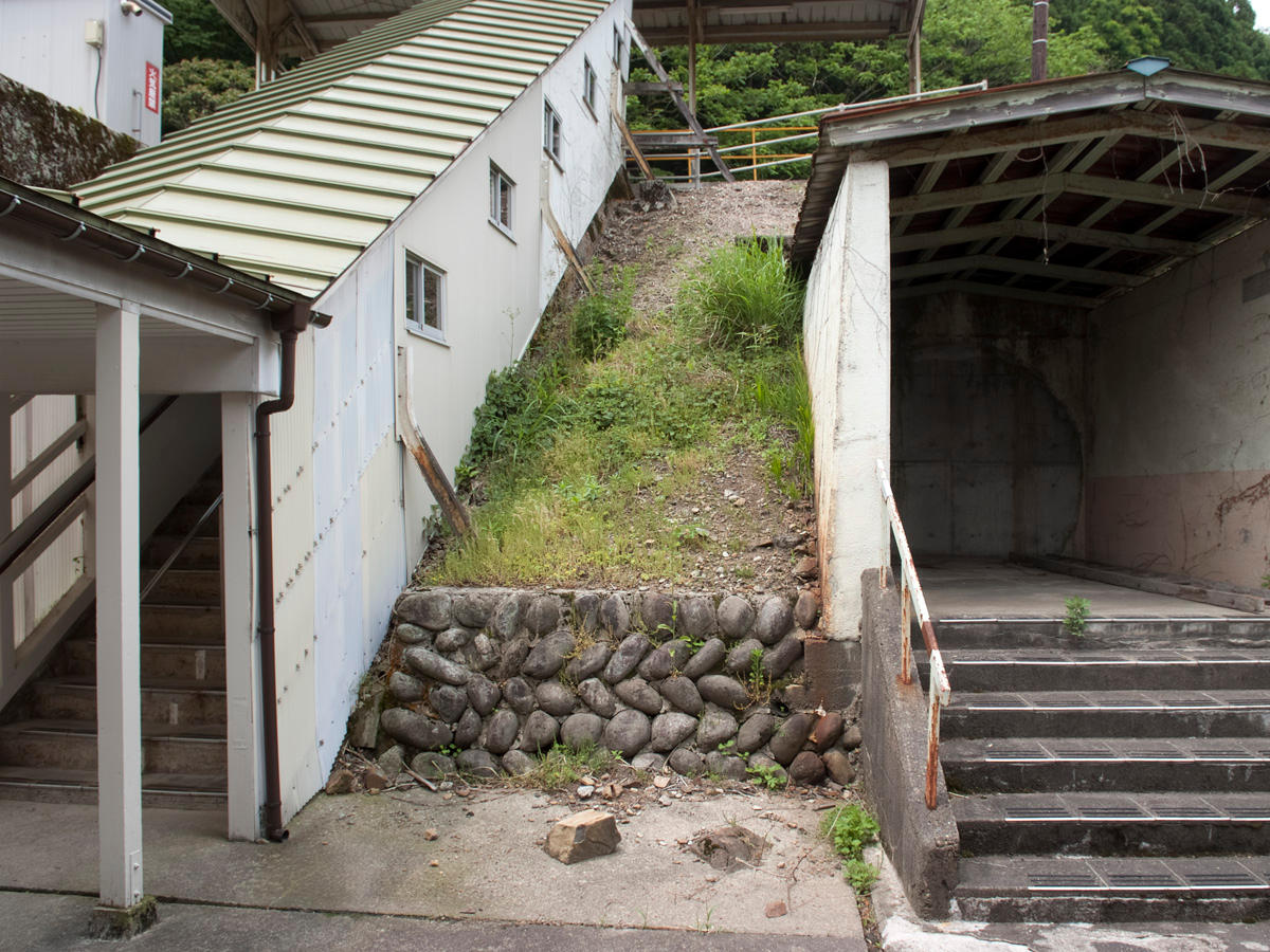 楡原駅階段通路（左）と、かつて利用されていた地下通路（右）