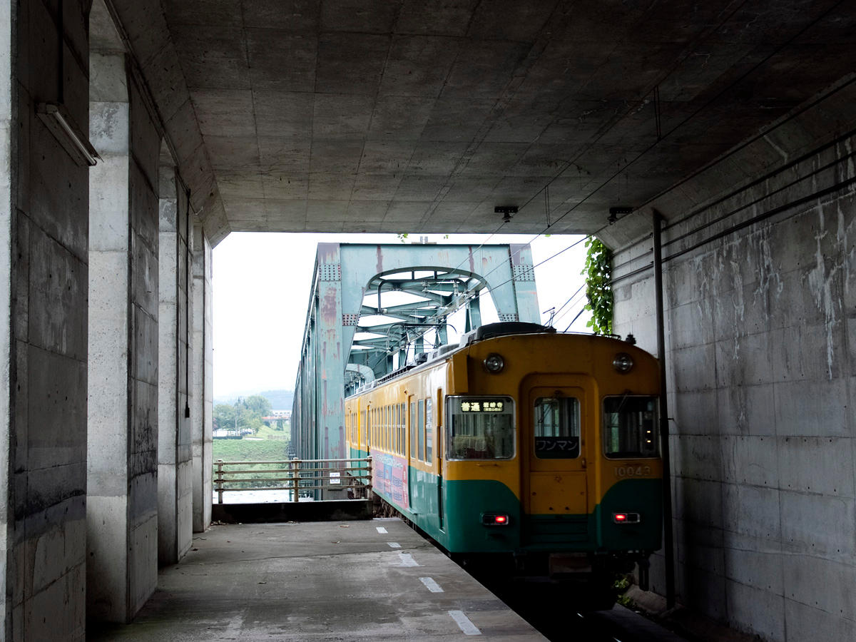 大川寺駅を発車する岩峅寺行電車