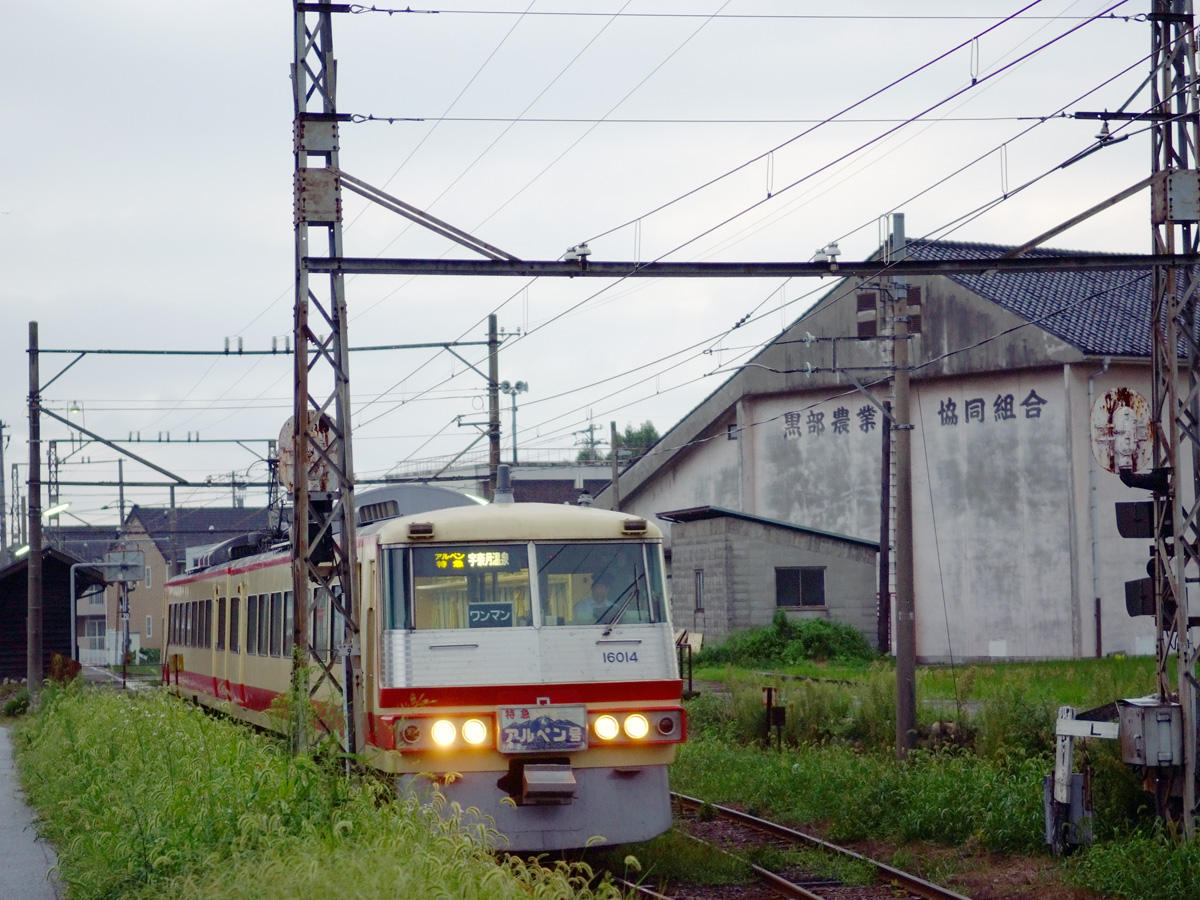 舌山駅を通過する特急列車