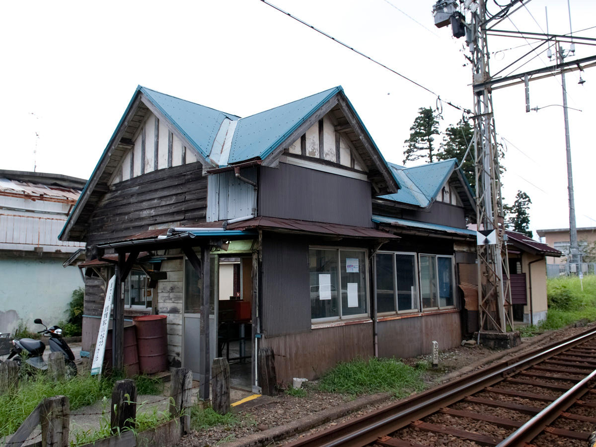 浦山駅駅舎をホーム側から見る