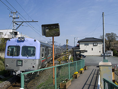 丸山下駅を発車する電車
