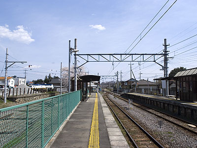 新里駅ホーム