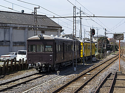 大胡駅車庫に留置されている旧型電車