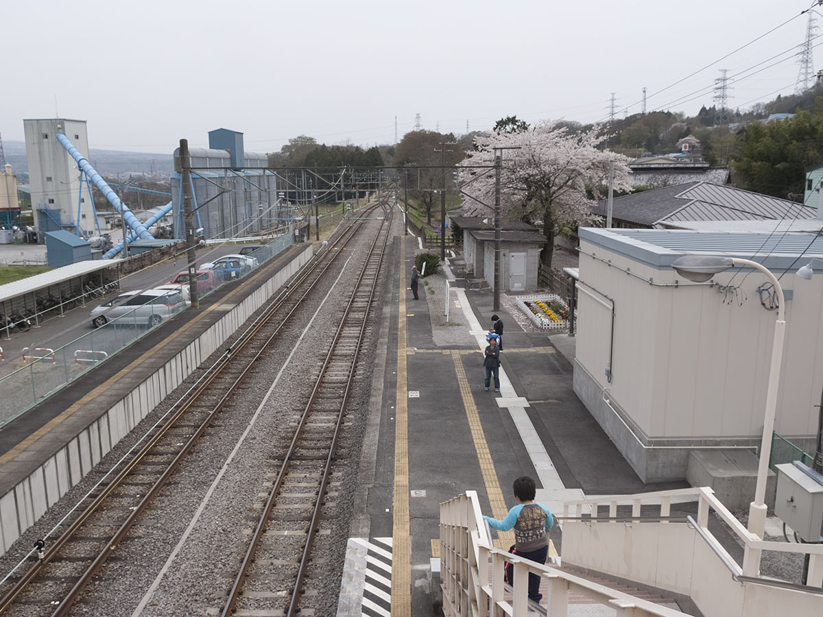 跨線橋から金島駅ホームを見る