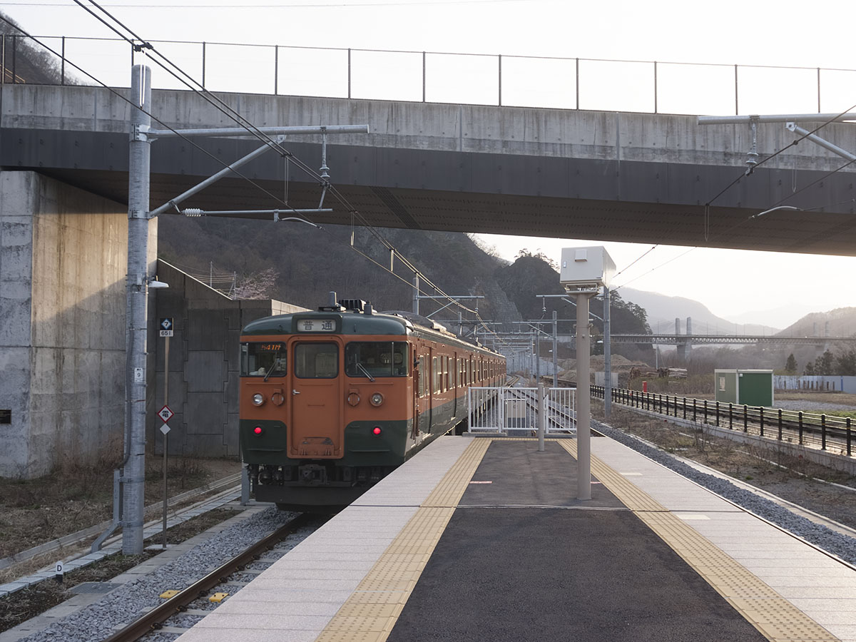 川原湯温泉駅を発車する下り列車
