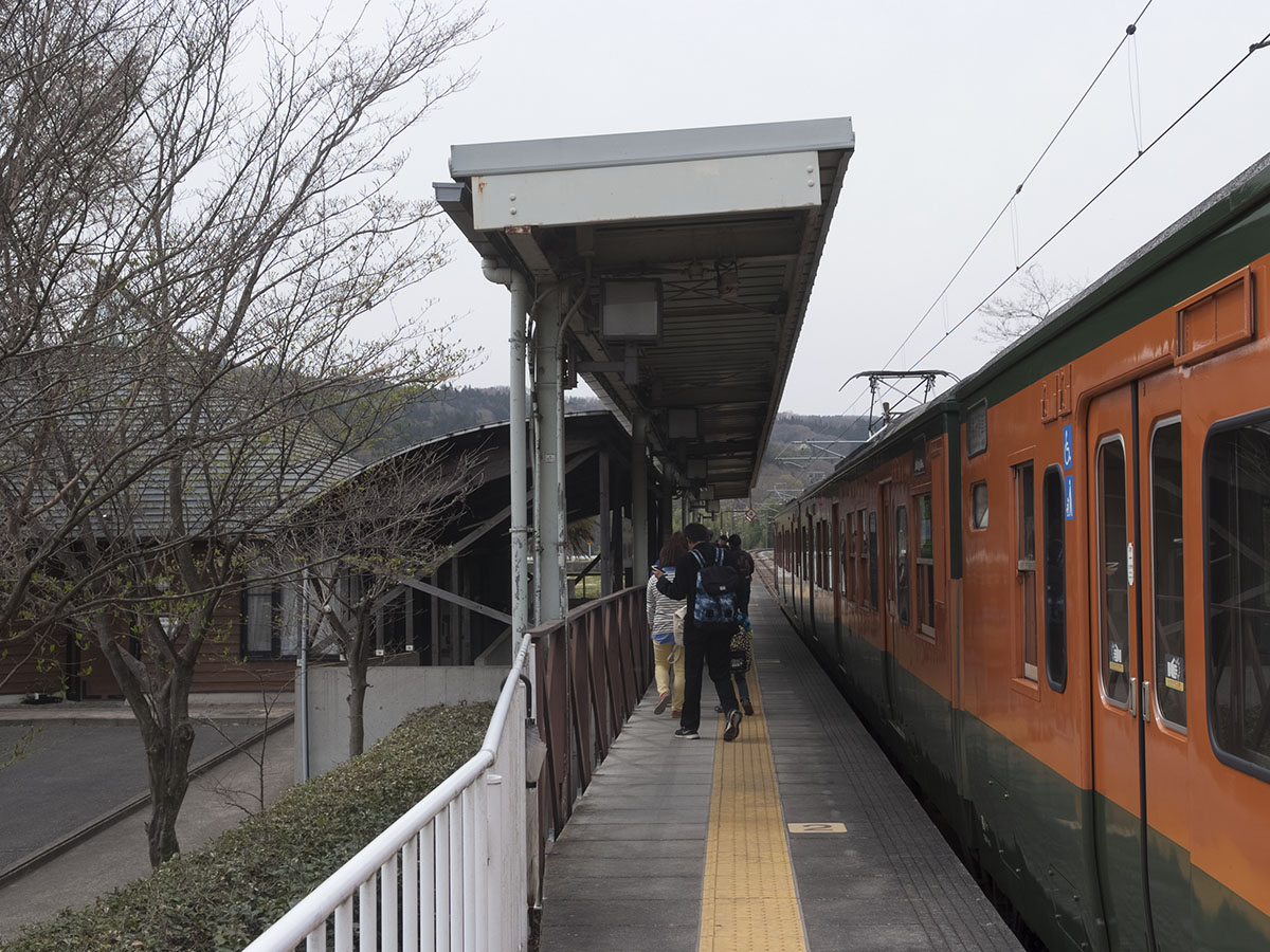 小野上温泉駅に停車中の下り列車