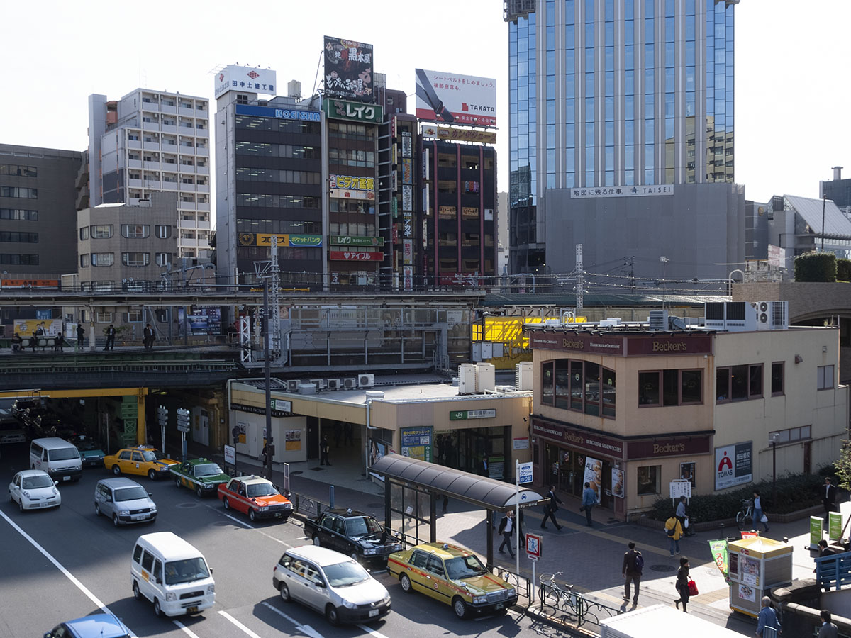 飯田橋駅東口を駅前跨線橋から見る