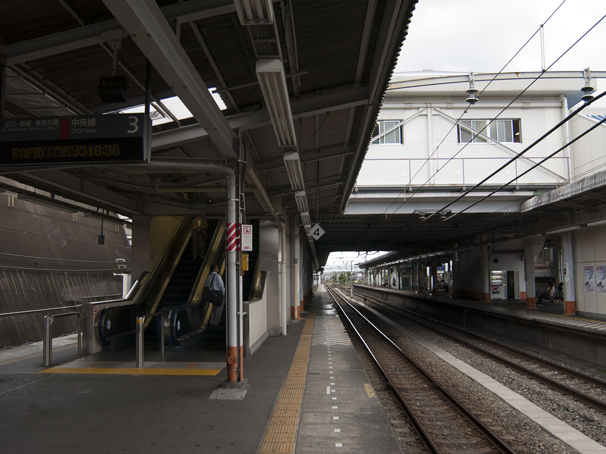 豊田駅ホーム（奥は高尾方）