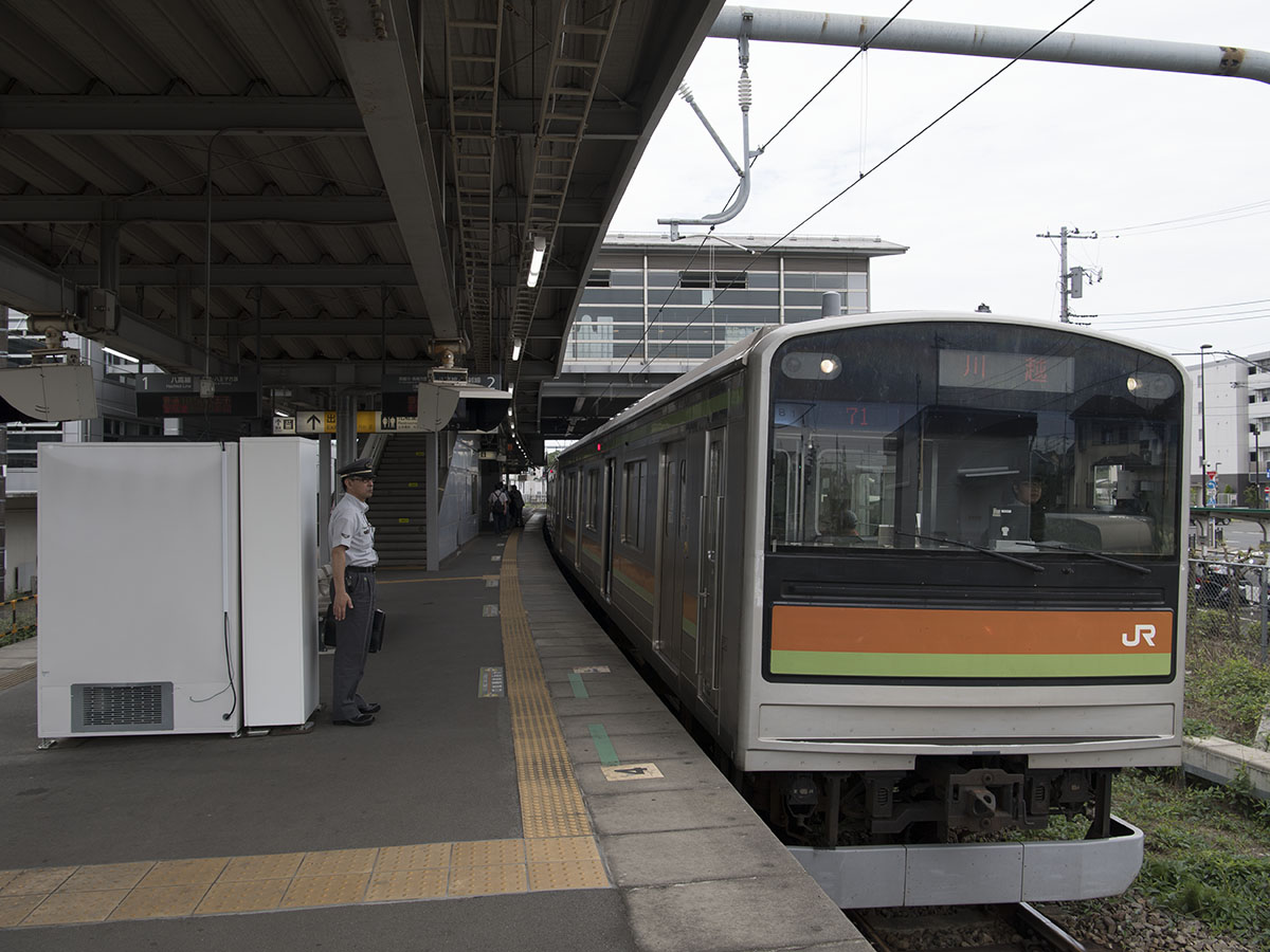 箱根ケ崎駅に停車中の川越行電車