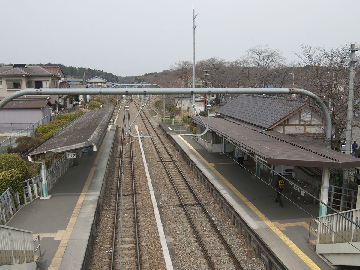金子駅構内を跨線橋から見る