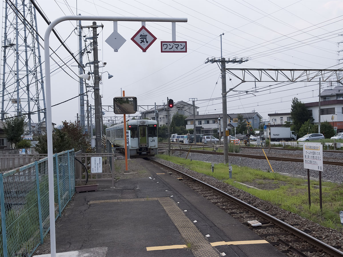 北藤岡駅を発車する高崎行きディーゼルカー