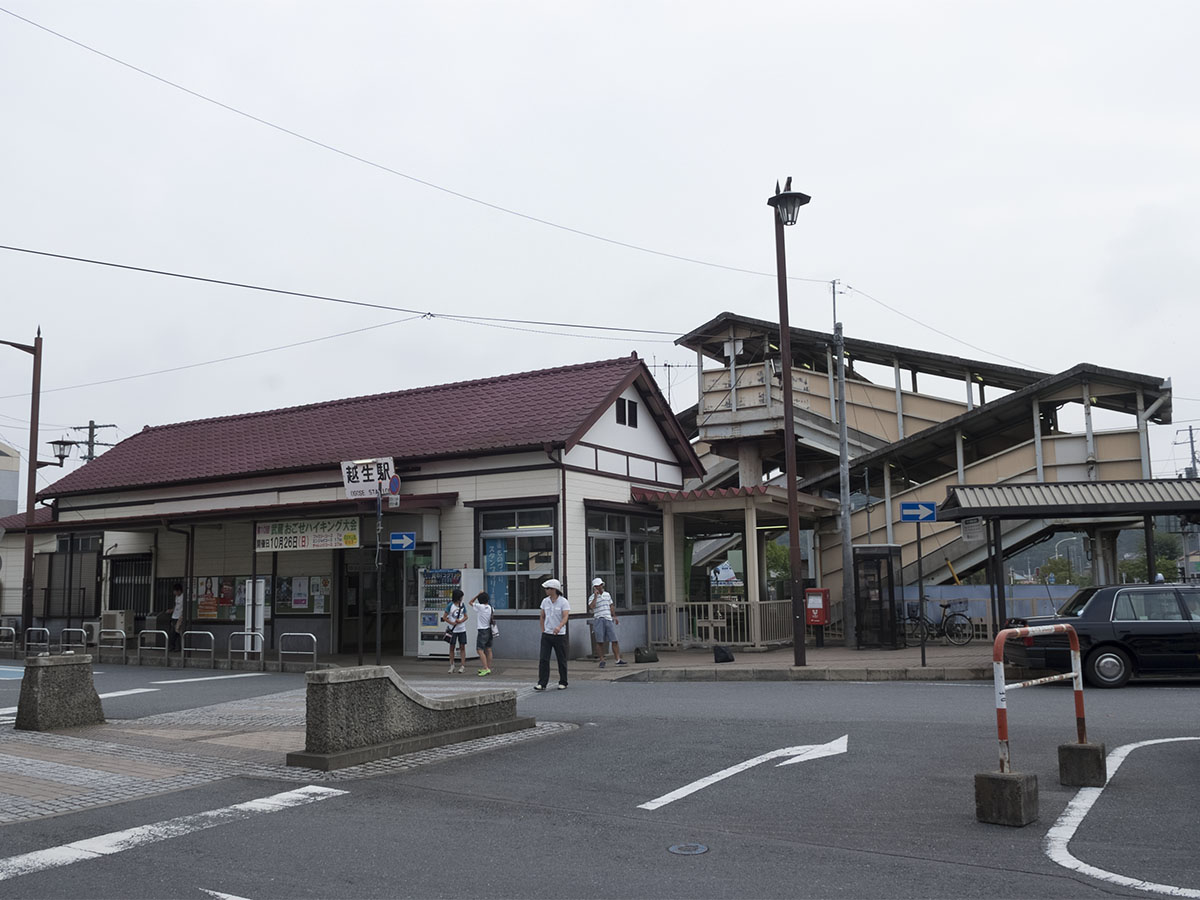 越生駅駅舎を斜め前より見る