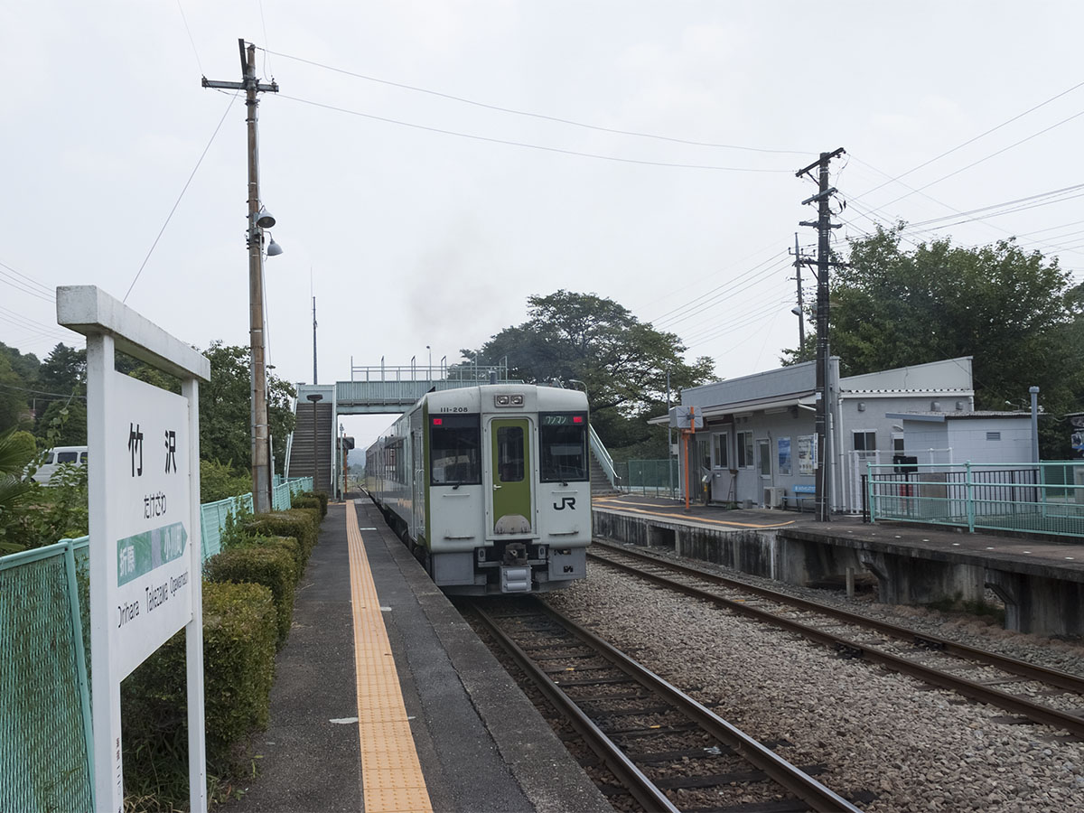 竹沢駅を発車する高麗川行きディーゼルカー
