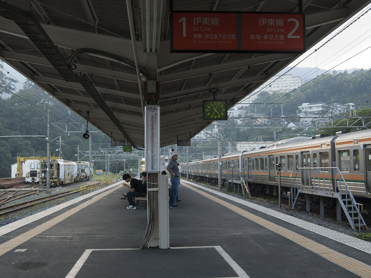 来宮駅ホームの山側には多数の留置線