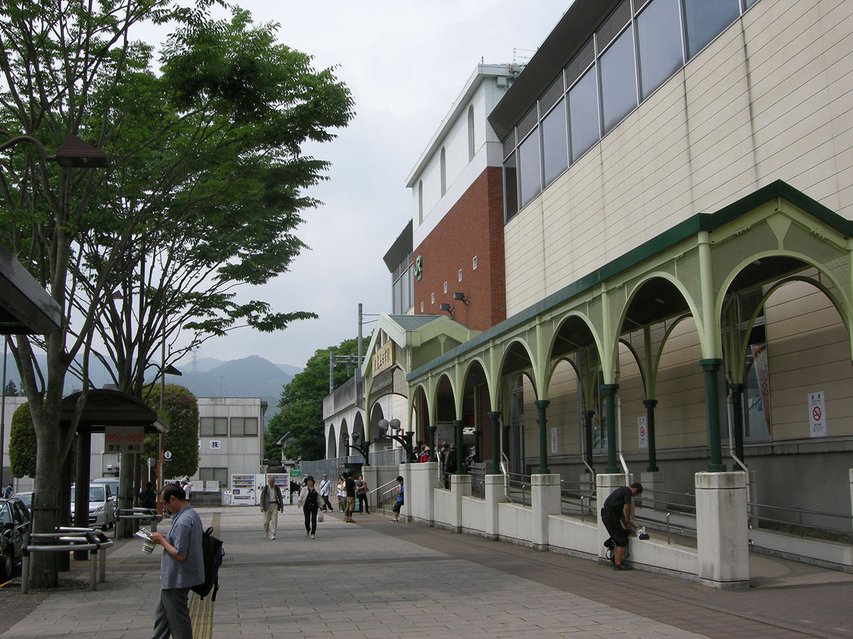 武蔵五日市駅を斜め前から見る