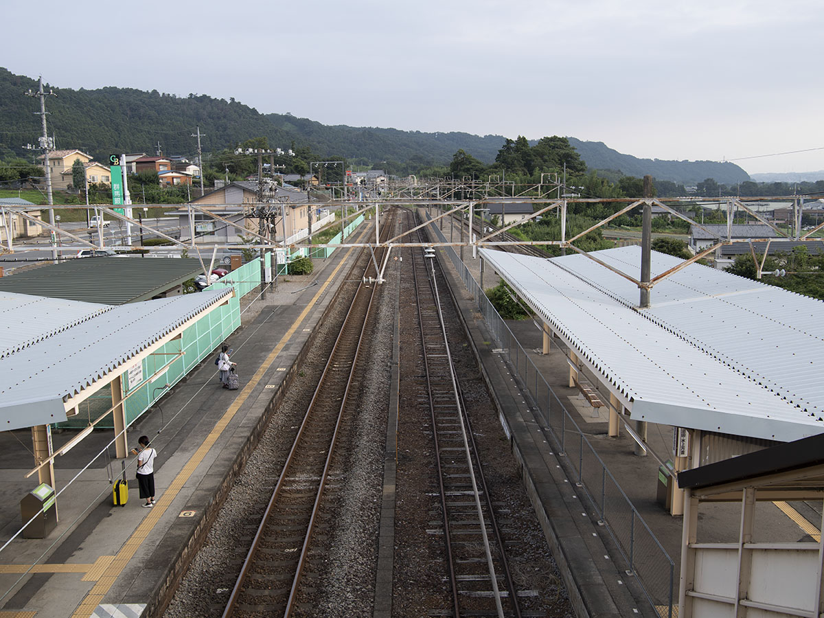 敷島駅構内を跨線橋から見る