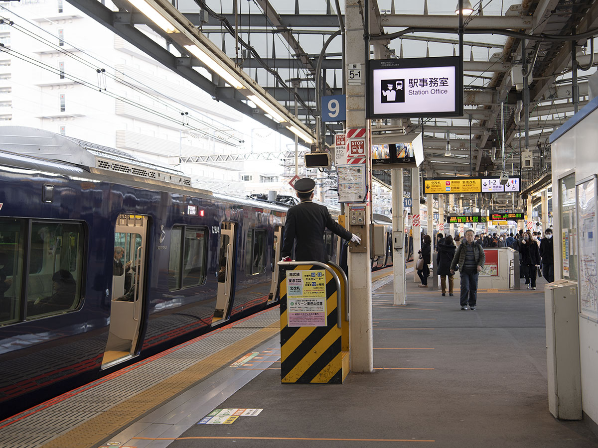 武蔵小杉駅横須賀線ホーム設置の監視用足場