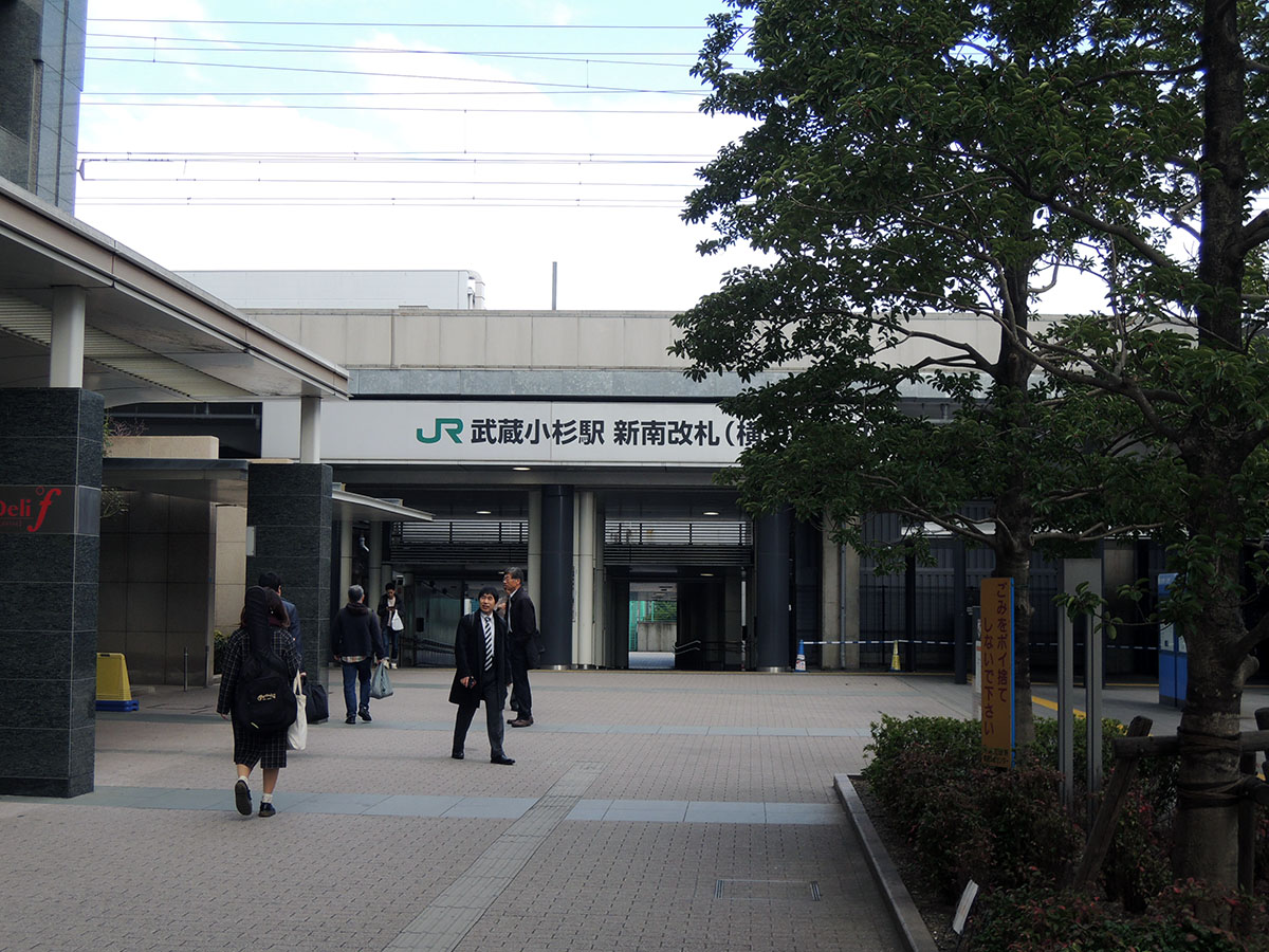武蔵小杉駅新南口を西側から見る
