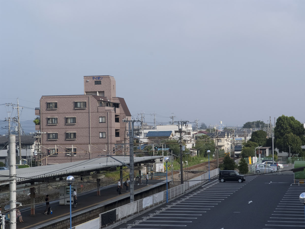 福生駅ホームを外から見る