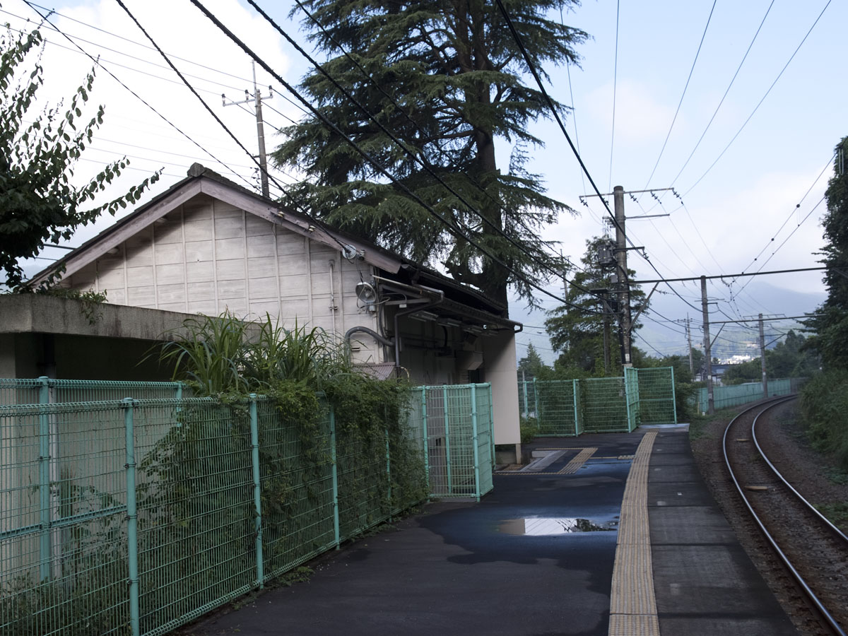 日向和田駅ホーム（奥は奥多摩方）