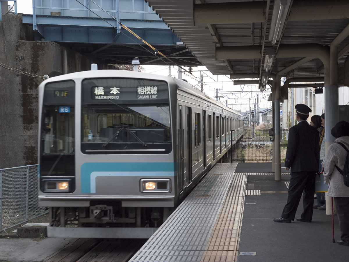 厚木駅に到着する橋本行列車