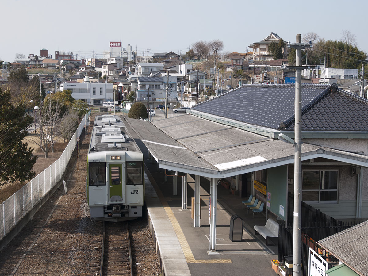 常陸太田駅南側の跨線橋から駅を見る