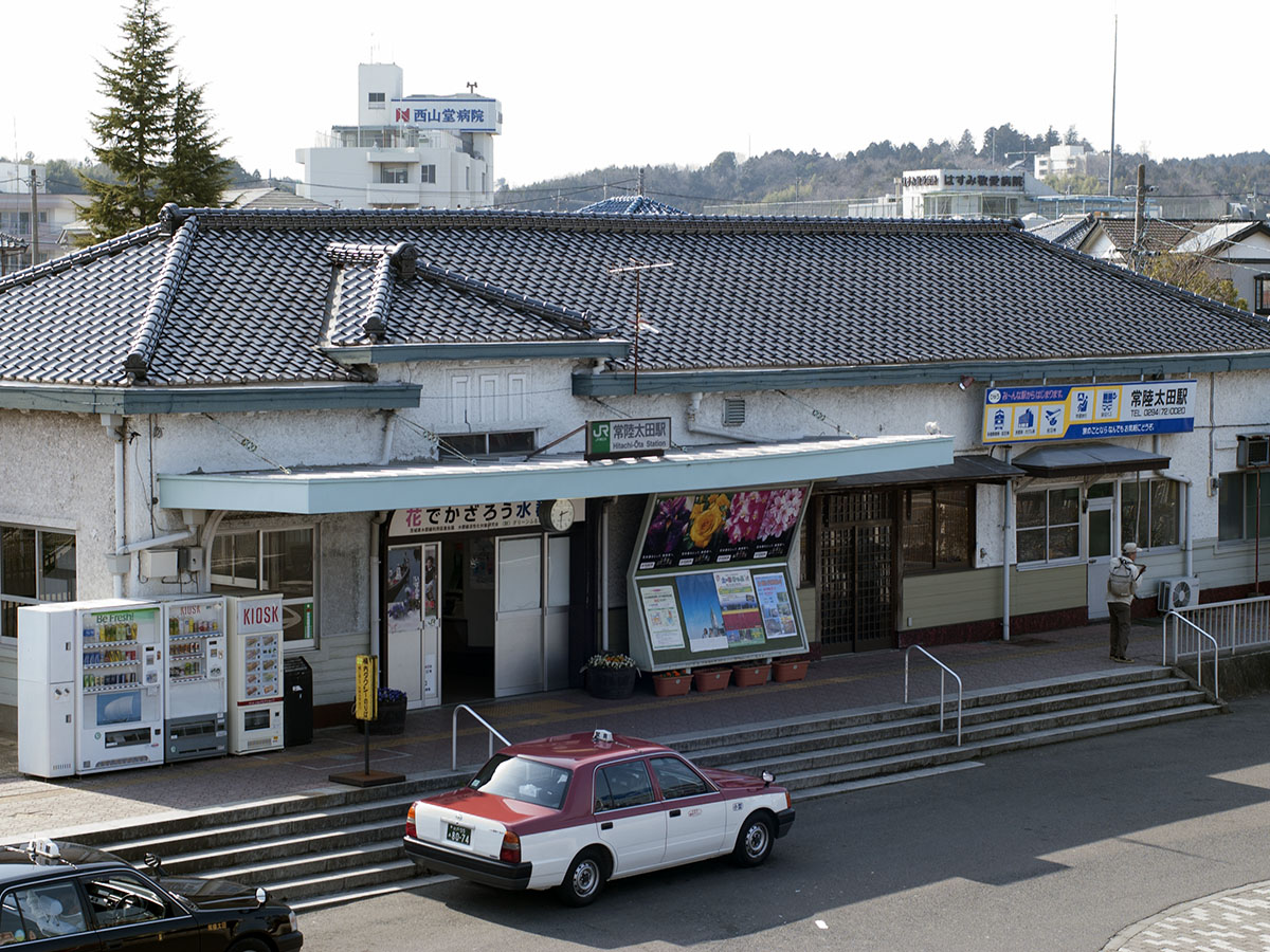 常陸太田駅駅舎を斜め前から見る