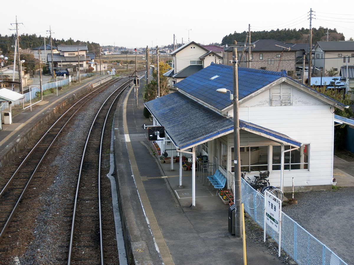 下菅谷駅駅舎を跨線橋から見る