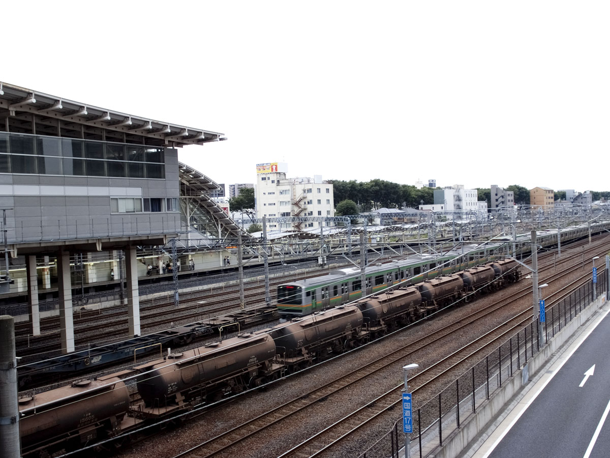 さいたま新都心駅を通過する武蔵野線貨物列車と湘南新宿ライン列車