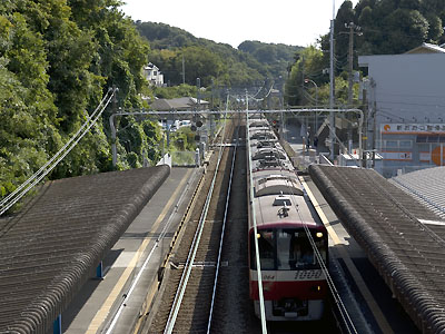新大津駅跨線橋より三崎口方面を望む