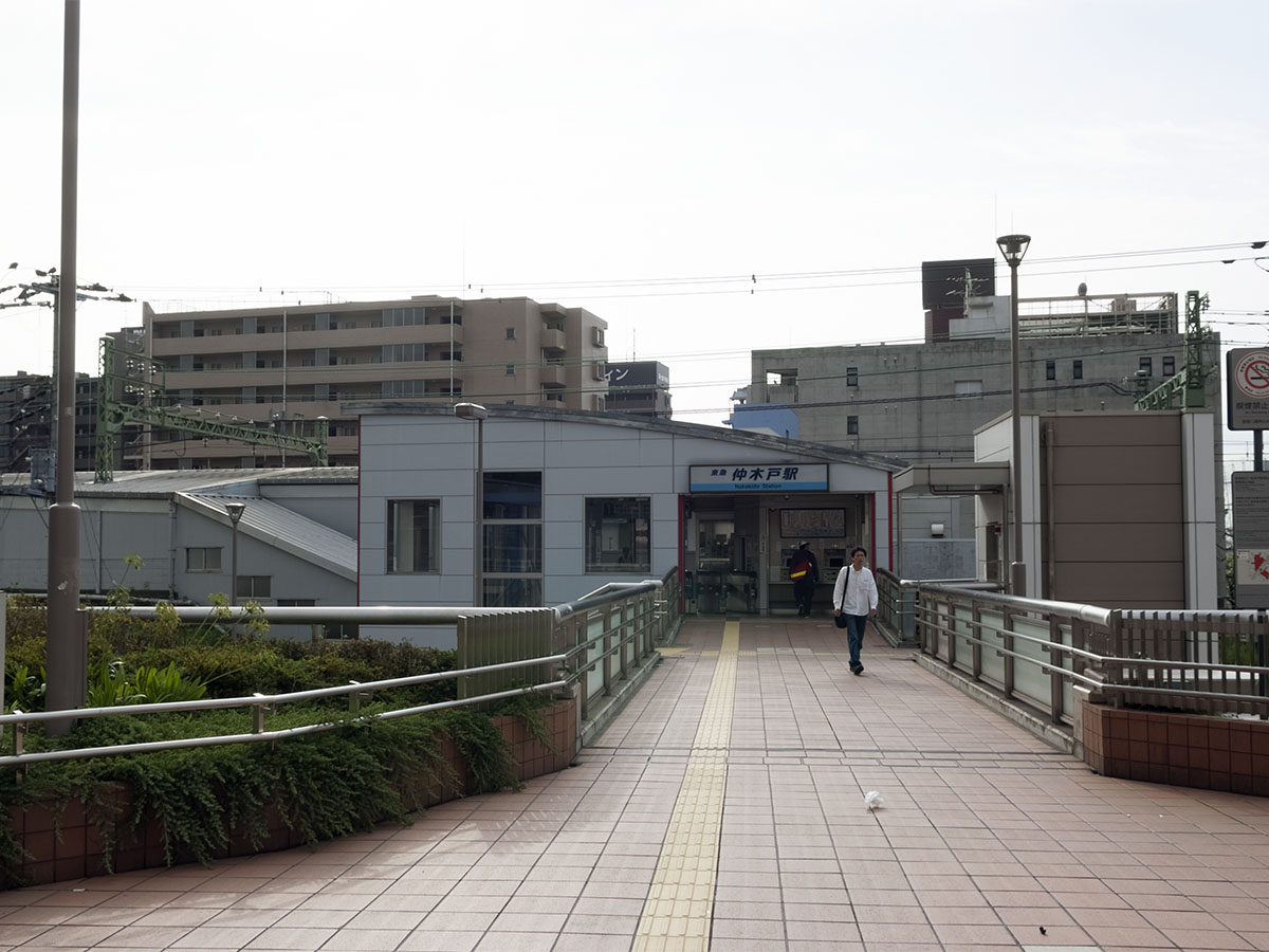 JR東神奈川駅方面から仲木戸駅を望む