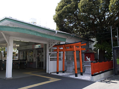 京急大津駅脇の稲荷神社