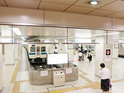 新宿駅地下ホーム
